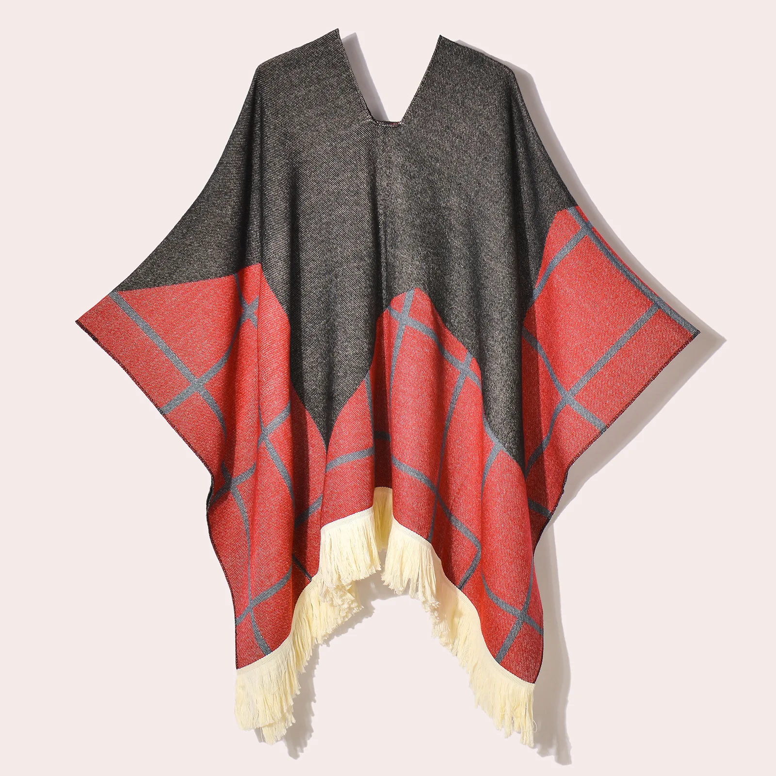 Poncho d’Hiver à Capuche Gris et Rouge à Carreaux Style Ethnique – Cape Jacquard Chaude avec Franges pour Femme et Homme