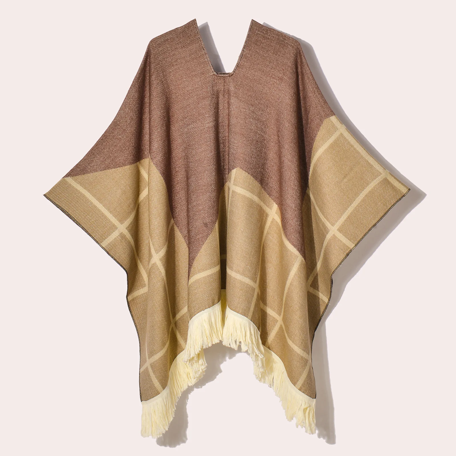 Poncho d’Hiver à Capuche Marron à Carreaux Style Ethnique – Cape Jacquard Chaude avec Franges pour Femme et Homme