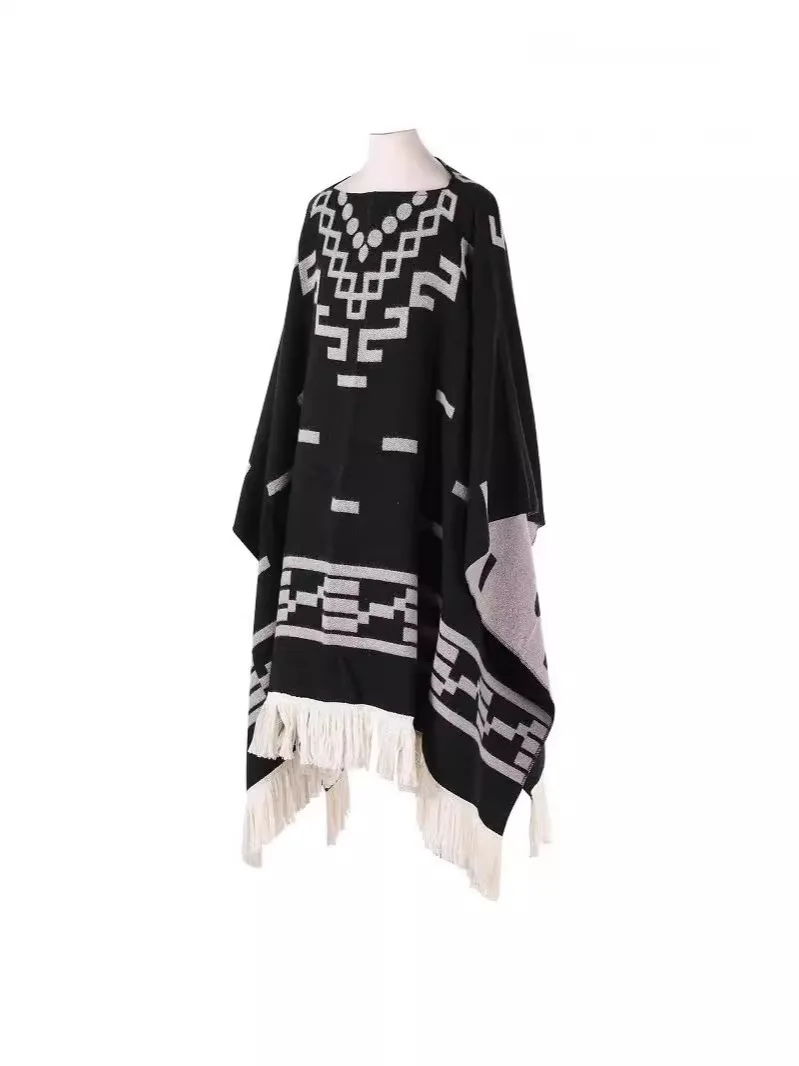 Poncho Noir Homme Ethnique à Motifs Géométriques – Maille Épaisse Style Nomade – Image 3