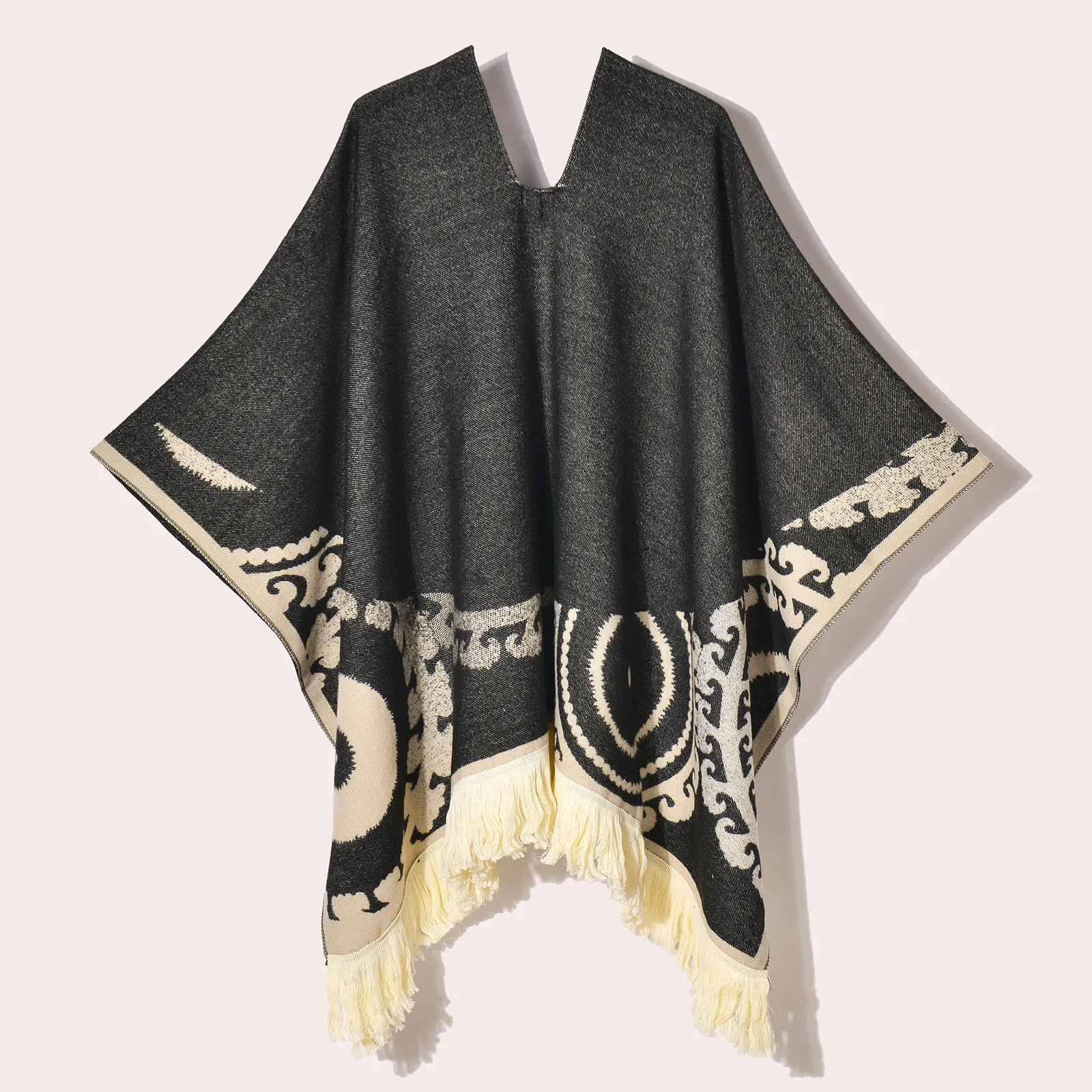 Poncho d’Hiver à Capuche Gris Foncé et Blanc Style Ethnique – Cape Jacquard Chaude avec Franges pour Femme et Homme
