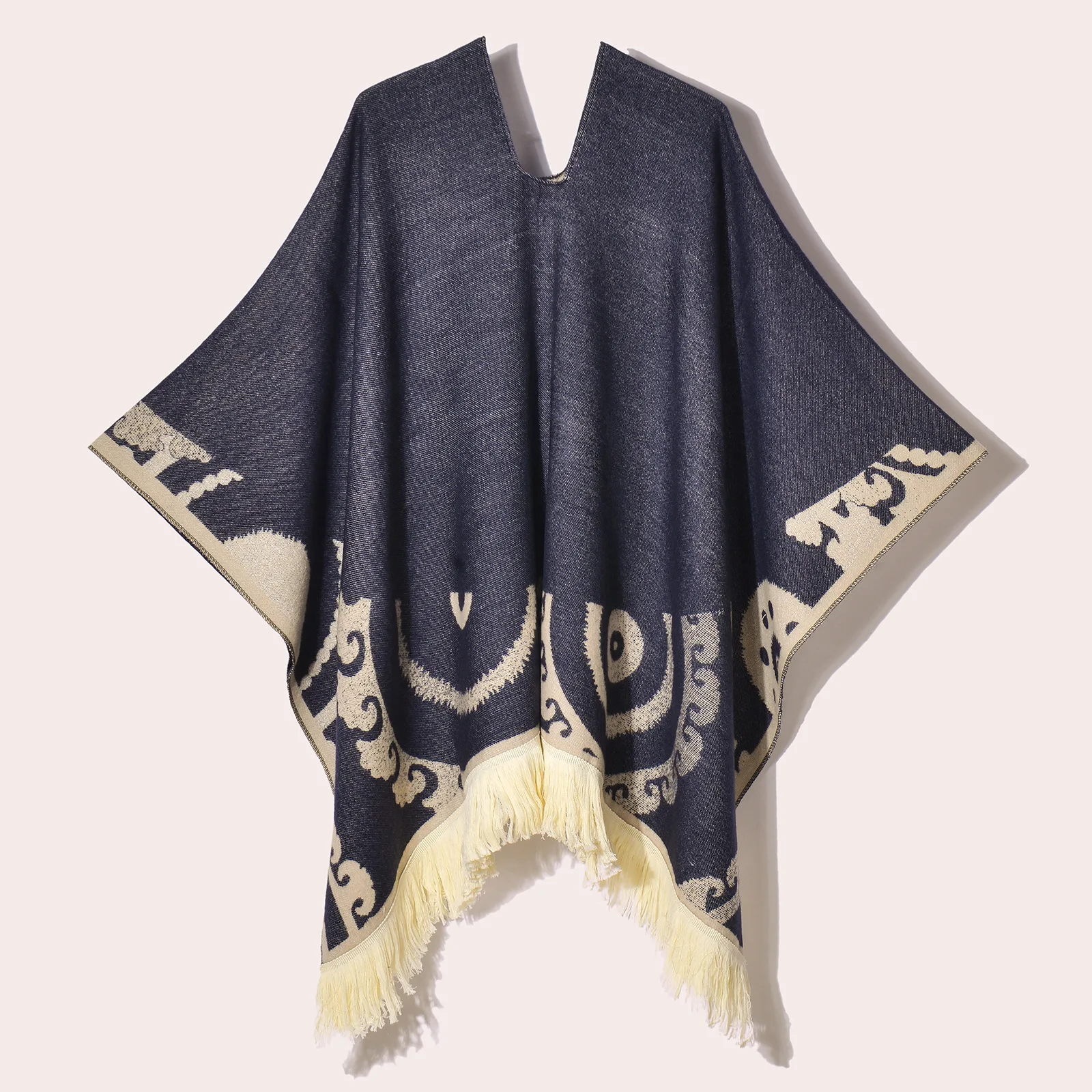 Poncho d’Hiver à Capuche Bleu Marine et Blanc Style Ethnique – Cape Jacquard Chaude avec Franges pour Femme et Homme – Image 2