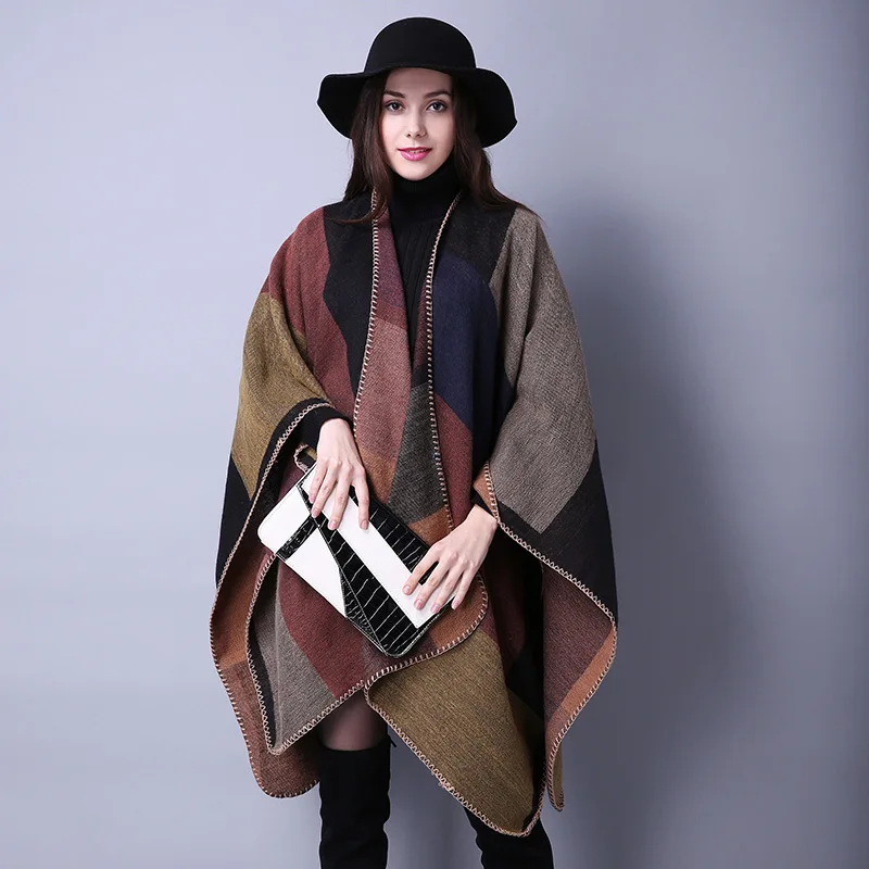 Poncho Cape Marron Épais d’Hiver à Carreaux – Châle Doux en Polaire pour Femme, Coupe Ample et Ouverte – Image 2