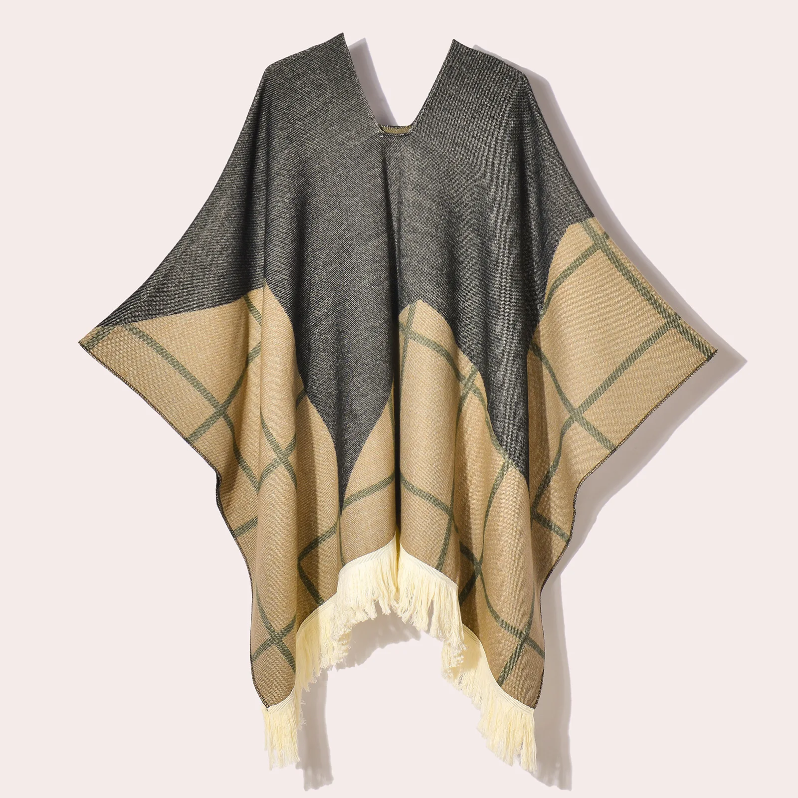 Poncho d’Hiver à Capuche Gris et Beige à Carreaux Style Ethnique – Cape Jacquard Chaude avec Franges pour Femme et Homme