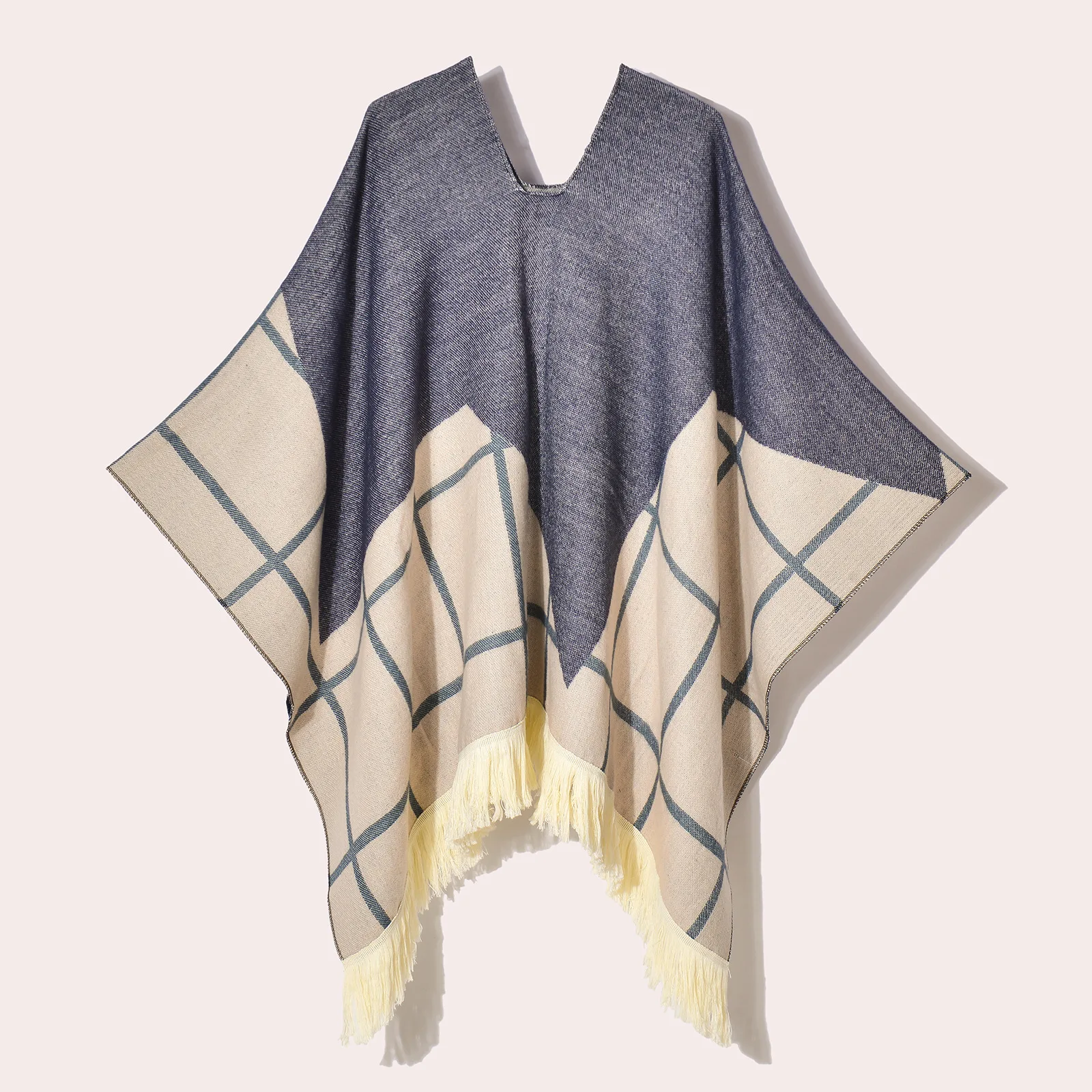 Poncho d’Hiver à Capuche Gris et Blanc à Carreaux Style Ethnique – Cape Jacquard Chaude avec Franges pour Femme et Homme