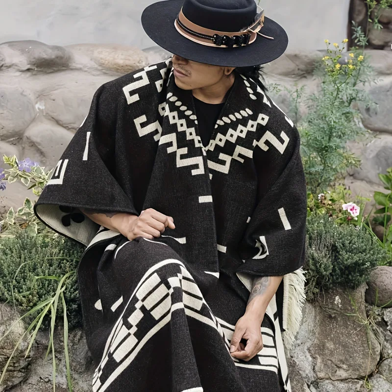 Poncho Noir Homme Ethnique à Motifs Géométriques – Maille Épaisse Style Nomade – Image 2