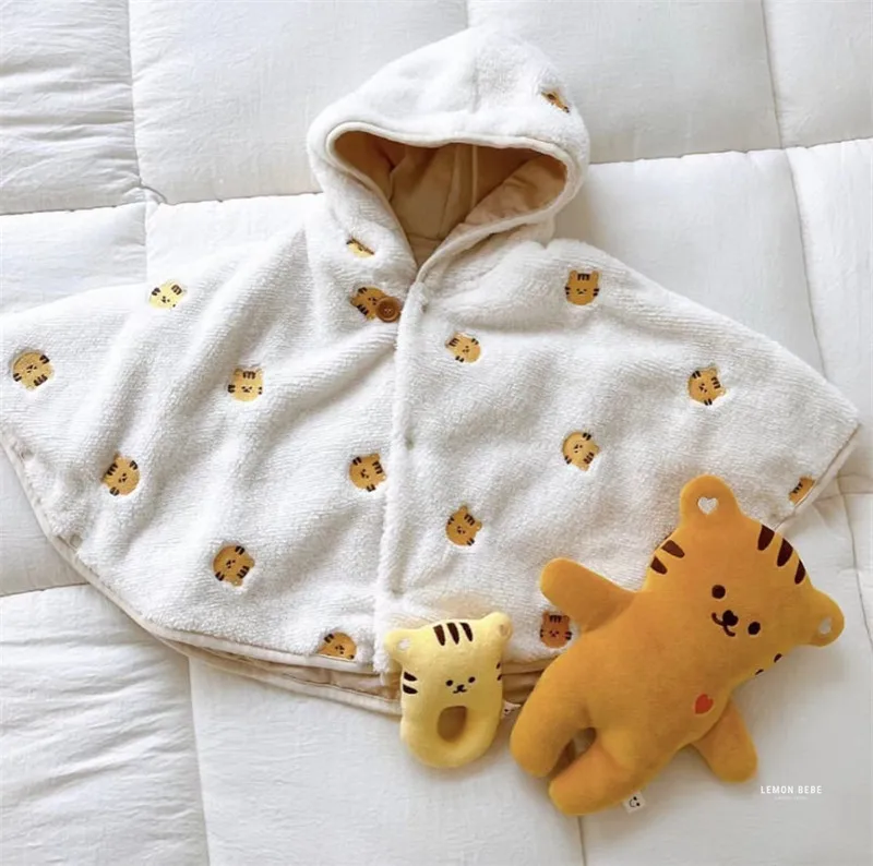 Cape d’hiver bébé Blanche Tigre avec capuche en velours corail à motif – manteau chaud unisexe 1 à 3 ans – Image 2