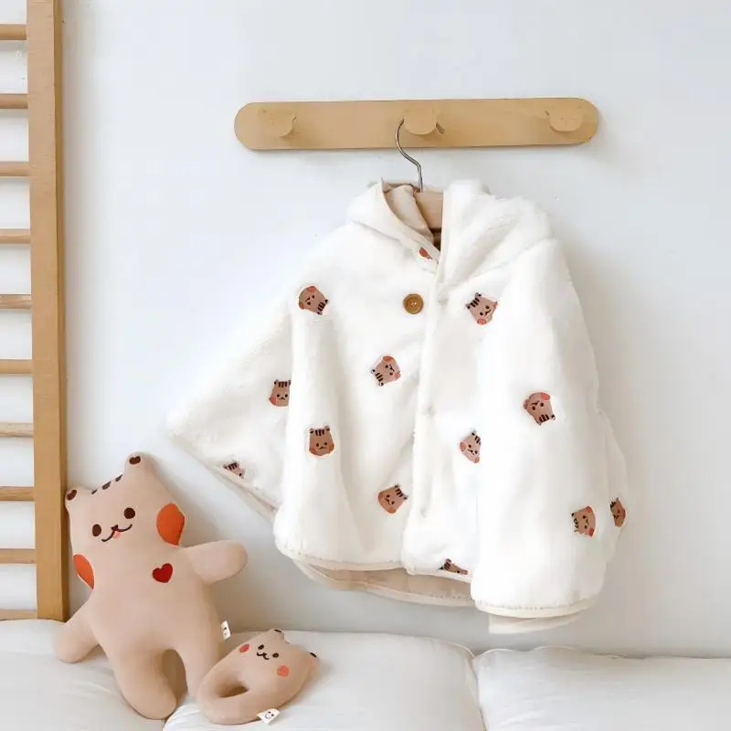 Cape d’hiver bébé Blanche Ecureuil avec capuche en velours corail à motif – manteau chaud unisexe 1 à 3 ans – Image 3