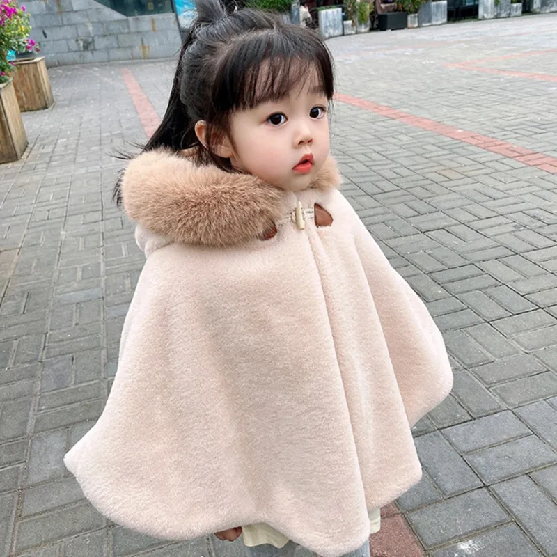 Cape d’hiver bébé fille Rose clair en fausse fourrure avec capuche – manteau chaud 1 à 7 ans – Image 3
