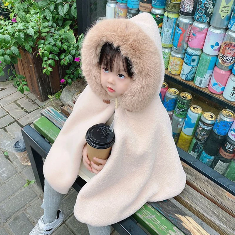Cape d’hiver bébé fille Rose clair en fausse fourrure avec capuche – manteau chaud 1 à 7 ans – Image 2