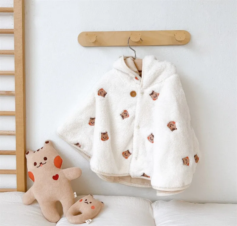 Cape d’hiver bébé Blanche Ecureuil avec capuche en velours corail à motif – manteau chaud unisexe 1 à 3 ans – Image 2