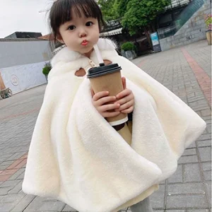 Cape d’hiver bébé fille Blanche en fausse fourrure avec capuche – manteau chaud 1 à 7 ans