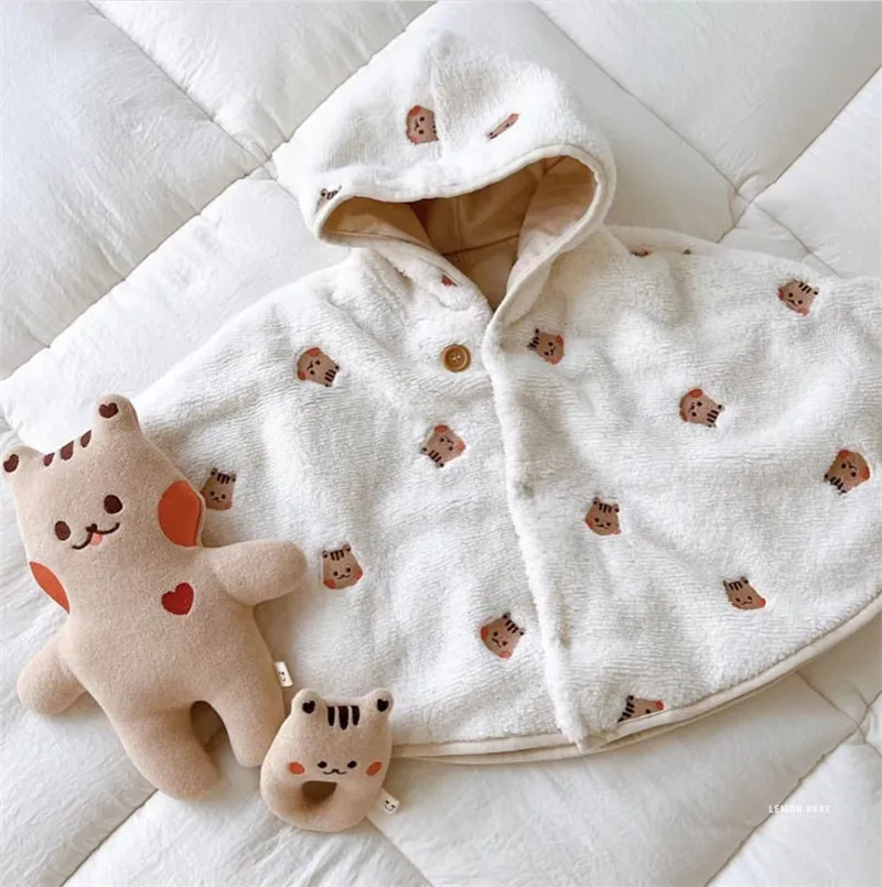 Cape d’hiver bébé Blanche Ecureuil avec capuche en velours corail à motif – manteau chaud unisexe 1 à 3 ans
