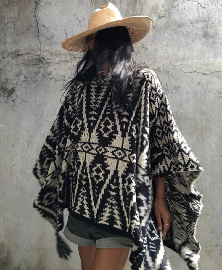 poncho avec pompons